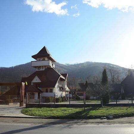Castelul De Smarald Bed & Breakfast Pangaracior Exterior photo